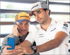  ??  ?? Carlos Sainz, padre e hijo, durante un gran premio de 2019.