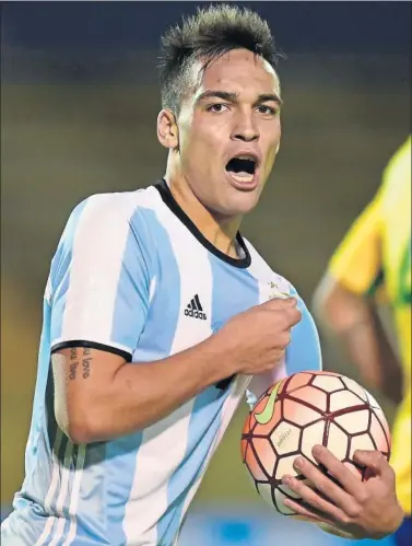  ??  ?? DELANTERO. Lautaro Martínez celebra un gol con la camiseta de Argentina.