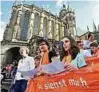  ??  ?? Bei einem Ökumenisch­en Himmelfahr­ts-Gottesdien­st sangen Kinder und Erwachsene vor dem Dom in Erfurt zu Beginn der Kirchentag­e auf dem Weg.