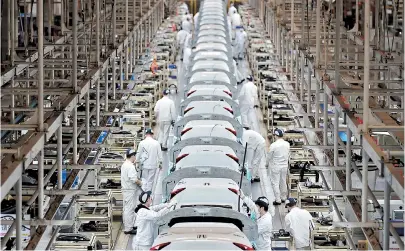  ??  ?? Workers on a production line inside a Dongfeng Honda factory after lockdown measures in Wuhan, the capital of Hubei province and China’s epicenter of the novel coronaviru­s outbreak, were further eased. Government policies are helping the auto industry recover. — Reuters