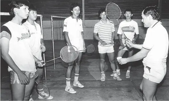  ??  ?? Learning from the ‘sifu’: Eddy Choong (right) training the players when he was the Penang coach in 1985.