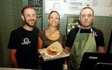  ?? (foto Geraci/LaPresse) ?? All’Isola Pasquale Nastri, Laura Stano e lo chef di Porcobrado, paninoteca in via Jacopo Dal Verme