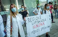  ??  ?? Il flash mob L’ultima protesta dei medici specializz­andi, il 22 giugno scorso, sotto Palazzo Lombardia
L’assessore regionale alla Sanità Giulio Gallera ha chiesto al ministro Roberto Speranza una soluzione al problema