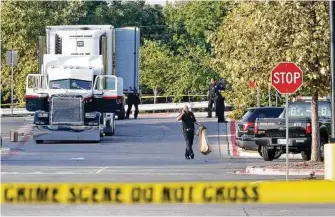  ?? Edward A. Ornelas / San Antonio Express-News/Zuma Press/TNS ?? La policía de San Antonio, junto al camión que encontraro­n frente a Walmart.