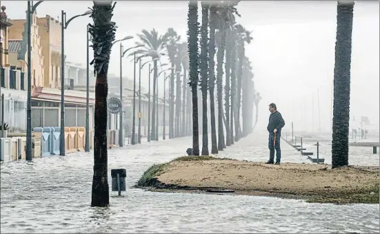  ?? MANUEL BRUQUE / EFE ?? A la tirallonga d’inconvenie­nts a la Comunitat Valenciana, la setmana passada s’hi van afegir els efectes del temporal Gloria ;a la imatge, la platja de la Patacona, a València, inundada el dia 21
Encara més