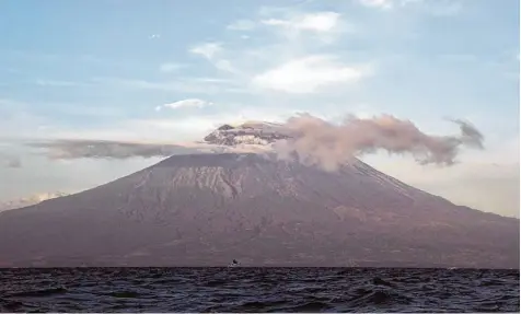  ?? Foto: Muhammad Fauzy Chaniago, dpa ?? Der Berg, der die Menschen auf Bali das Fürchten lehrt: Der Vulkan Mount Agung könnte jeden Moment ausbrechen.