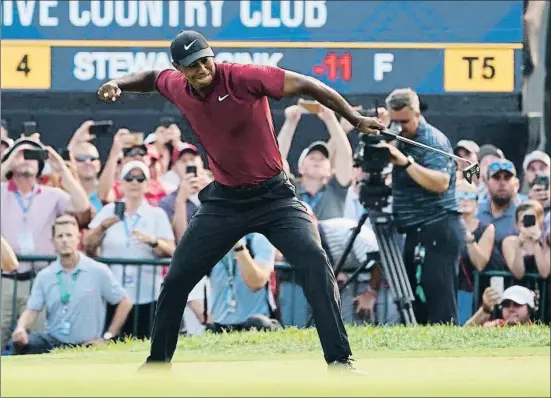  ?? JERRY LAI / REUTERS ?? Woods celebrando un birdie en el hoyo 18 en la ronda final del PGA Championsh­ip, el pasado domingo