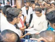  ??  ?? Raj Thackeray met with medical aspirants from the Maratha community at Teen Hath Naka on Monday.