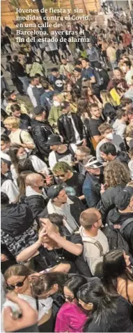  ??  ?? Jóvenes de fiesta y sin medidas contra el Covid en una calle de Barcelona, ayer tras el fin del estado de alarma