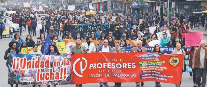  ??  ?? Los profesores realizaron varias marchas en las últimas seis semanas. Pero ahora el escenario se complica, pues casi todos los colegios están de vacaciones.