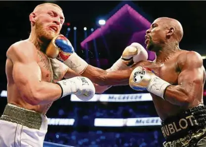  ?? Foto: Mark J. Rebilas ?? Floyd Mayweather (rechts) setzt eine Rechte an das Kinn von Conor McGregor.