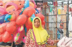  ?? ?? Una mujer vendiendo globos en Pemuteran