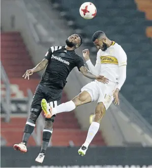 ?? / SYDNEY SESHIBEDI/ GALLO IMAGES ?? Mpho Makola of Pirates engages in an aerial battle with Taariq Fielies of City last night.