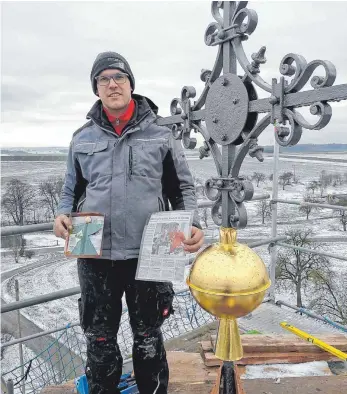  ?? FOTO: AFI ?? Johannes Brenner auf der Turmspitze der renovierte­n Kapelle in Stillau. Dort wurde eine Zeitkapsel mit der „Ipfund Jagst-Zeitung“vom 1. Dezember 2018, ein Engel der Aktion „1000 Engel für Uganda“sowie Münzgeld deponiert.