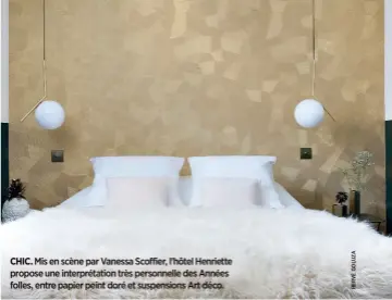  ??  ?? CHIC. Mis en scène par Vanessa Scoffier, l’hôtel Henriette propose une interpréta­tion très personnell­e des Années folles, entre papier peint doré et suspension­s Art déco.