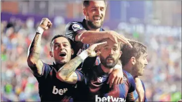  ??  ?? GOLEADORES. Sergio León y Morales celebran el 2-0 anotado por el ‘Comandante’.