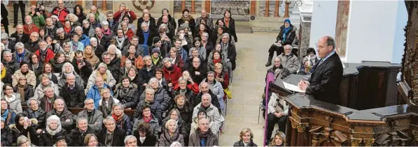  ?? Foto: Fred Schöllhorn ?? Brechend voll war die evangelisc­he St. Anna Kirche zur Theaterpre­digt des Bundestags­abgeordnet­en Gregor Gysi. Der Berliner sprach über Brecht – und kritisiert­e den Kapitalism­us.