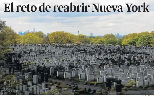  ?? JUSTIN LANE / EFE ?? Imagen panorámica de un cementerio judío en Queens con el ‘skyline’ de Nueva York recortado en el horizonte.