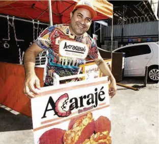  ?? Rubens Cavallari/Folhapress ?? Paulo Fernando, 44 anos, monta sua barraca de acarajé, na zona norte da capital; demissão o obrigou a abrir o próprio negócio em frente de sua casa