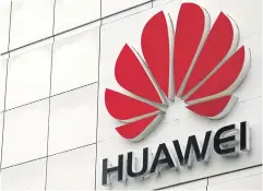  ?? REUTERS ?? The logo of Huawei Technologi­es Co is seen outside its headquarte­rs in Shenzhen, Guangdong.