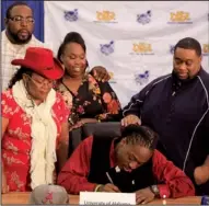  ?? Arkansas Democrat-Gazette/RICK McFARLAND ?? Altee Tenpenny
signs his letter of intent with Alabama on Wednesday at the North Little Rock gym with stepfather Lee Shephard (from left), grandmothe­r Barbara Sims, mother Shenitta Shephard and father Derek Tenpenny watching.