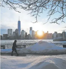  ??  ?? La ville de New York s’est réveillée hier sous le soleil après avoir reçu la veille près de 30 centimètre­s de neige.