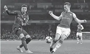  ??  ?? Luarent Koscielny van Arsenal (r) doet er alles aan om in balbezit te komen. (Foto: Nusport)