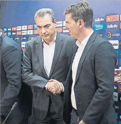  ?? FOTO: P.PUNTÍ ?? Pep Segura saluda a Robert Fernández Son los máximos responsabl­es deportivos y les quedan días de intenso trabajo