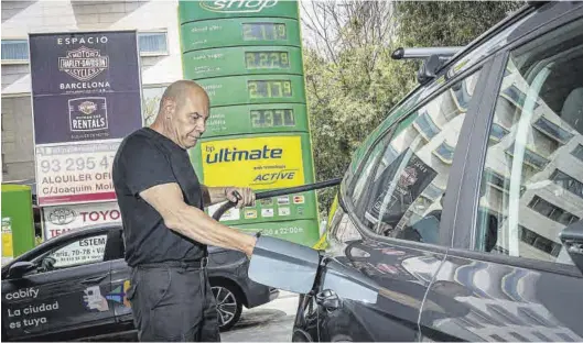  ?? MANU MITRU ?? Un conductor llena el depósito de su vehículo en una gasolinera, ayer.