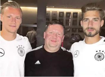  ?? Foto: Iaquinta ?? Auch im Kreise der deutschen Nationalma­nnschaft taucht „Handschuhp­apst“Christoph Nowak (Mitte) immer wieder auf. Hier traf er sich mit den Torhütern Bernd Leno (links) und Kevin Trapp.