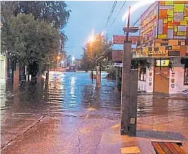  ??  ?? Mina Clavero. El río desbordó y avanzó sobre el centro de la ciudad.