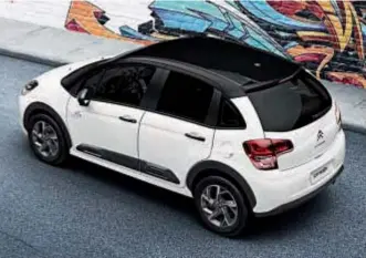  ??  ?? La modelo y conductora posa con el Citroën C3 Urban Trail.Tiene detalles externos e internos: con techo negro, llantas exclusivas, bordados especiales y los exclusivos Airbump.