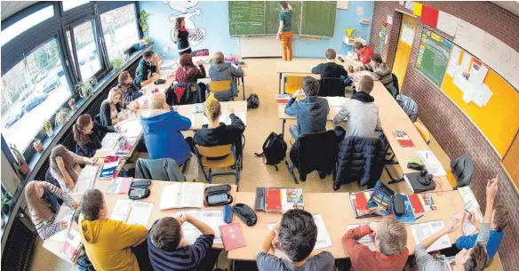  ?? FOTO: DPA ?? Von wegen leere Klassenzim­mer schon vor Ferienbegi­nn: Die Medienberi­chte über geschnappt­e Schulschwä­nzer an bayerische­n Flughäfen vor Pfingsten haben mehr Aufsehen erregt, als durch die Fakten gedeckt ist.