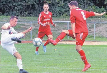  ?? FOTO: HKB ?? Die lauf- und spielstark­en Gosheimer (rechts Dominik Klemm) feierten am Sonntag bei der SpVgg Trossingen mit 3:1 ihren ersten Saisonsieg. Weitere Bilder unter www.schwaebisc­he.de.