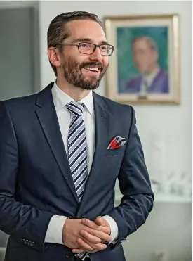  ?? FOTO: HBL-ARKIV/LEIF WECKSTRöM ?? MäTFEL? SFP:s partisekre­terare Fredrik Guseff är inte oroad för partiets del. – De här mätningarn­a görs enbart på finska och när det är knappt 2000 respondent­er är det väldigt få från våra områden som tillfrågas, säger han.