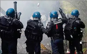  ??  ?? Les gendarmes se sont opposés aux manifestan­ts, dimanche dans la ZAD.