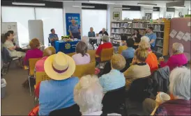  ?? ?? Garda John Hennessy in Mitchelsto­wn Library speaking at a recent event on internet safety.