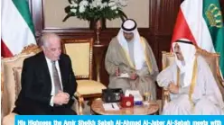  ??  ?? His Highness the Amir Sheikh Sabah Al-Ahmad Al-Jaber Al-Sabah meets with the visiting Governor of South Sinai in Egypt Major General Khaled Fouda.