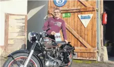  ?? FOTO: MAREIKE KEIPER ?? Seine Leidenscha­ft für alte Motorräder hat Rolf Pfäffle in seinem Buch niedergesc­hrieben.