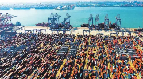 ?? FOTO: DPA ?? Qianwan Container Terminal in Qingdao in der ostchinesi­schen Provinz Shandong: Die EU und China wollen ihre Märkte weiter öffnen. Am Ende dieses Prozesses könnte ein Freihandel­sabkommen stehen.