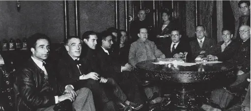  ??  ?? NUEVAS AUTORIDADE­S. Aquí vemos a la Junta de Defensa presidida por el general Miaja (quinto por la derecha) el 7 de noviembre de 1936, un día después del traslado del Gobierno de Madrid a Valencia.