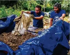  ?? FOTO KAY ADVENTURE CREATIVE STUDIO ?? PASIR sungai diangkut menggunaka­n pacuan empat roda.