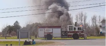  ?? - Acadie Nouvelle: David Caron ?? L’usine Pêcheries de Chez-Nous, à Val-Comeau, dans la Municipali­té régionale de Tracadie, a été détruite dans un incendie jeudi après-midi.