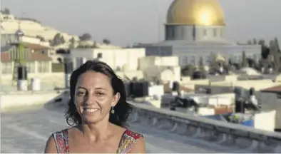  ?? QUIQUE KIERSZENBA­UM ?? Ana Alba en Jerusalén, con la cúpula de la mezquita de Al Aqsa a sus espaldas.