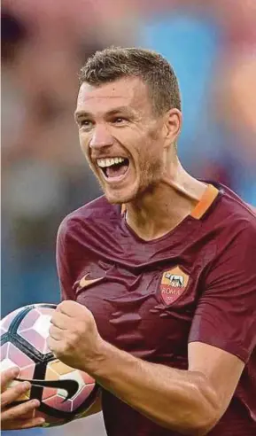  ??  ?? Roma’s Edin Dzeko wants reassuranc­es of regular football before agreeing to join Chelsea.