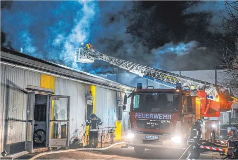  ?? FOTO: MARIUS BULLING/DPA ?? Ein Mensch ist bei einem Feuer in einer Asylunterk­unft im Landkreis Donau-Ries ums Leben gekommen.