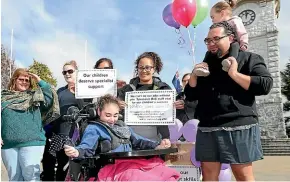  ?? SCOTT HAMMOND/STUFF ?? Bailey McKenzie, 8, (in chair) with teacher aide Rina Pinker, of Whitney Street School in Blenheim, as they protested assistant teachers’ pay and conditions in August.