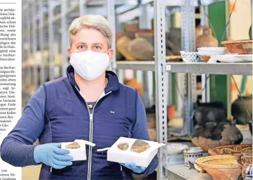  ?? FOTOS (3): MICHAEL DAHLKE ?? Archäologi­n Meike Hachmeyer zeigt Bruchstück­e der Wandmalere­i, die jetzt in Berlin konservato­risch behandelt wurden.