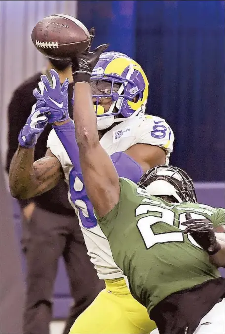  ?? Wally Skalij Los Angeles Times ?? RAMS TIGHT END Gerald Everett can’t catch a fourth- down pass that’s broken up by Jets safety Marcus Maye in the fourth quarter. The Jets then ran out the clock to earn their f irst win of the season, moving to 1- 13. The Rams dropped out of f irst place in the NFC West.