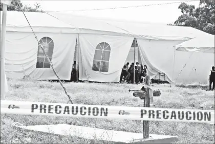  ??  ?? Autoridade­s federales y estatales, familiares de personas desapareci­das y representa­ntes de la Universida­d Autónoma del Estado de Morelos se reunieron este viernes para planear la exhumación de cuerpos enterrados de manera irregular en un predio de...